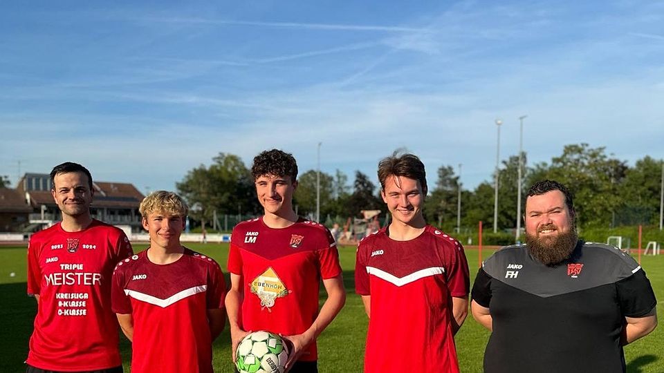 Gestatten, wir sind die drei Neuen (v.l.): Cheftrainer Sascha Bergmann, Daniel Winzer, Luis Mikusch, Moritz Sarfert und Co-Trainer Florian Heppert.