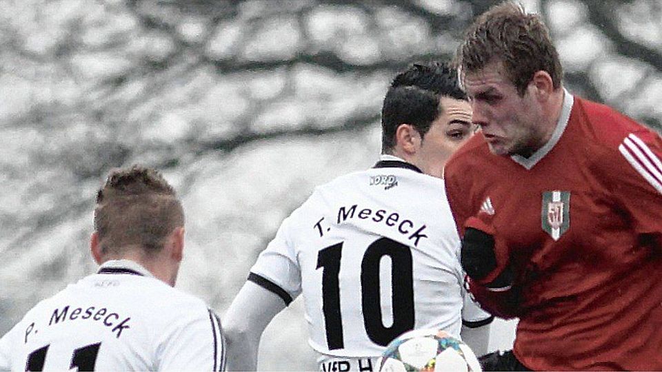 Neuenkirchens Finn-Ole Kock  (rechts) behauptet sich hier gegen die Horster Brüder Patrick und Tobias Meseck.