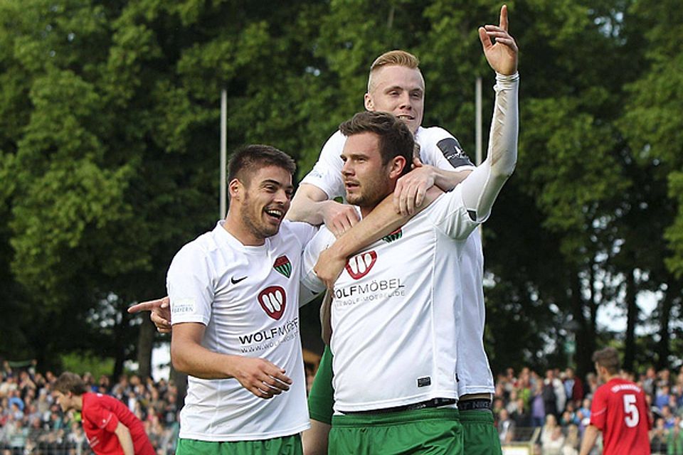 Das 1:0 für den FC: Michael Kraus (li.) und Marino Müller feiern mit dem Schützen Tom Jäckel  F: Scheuring
