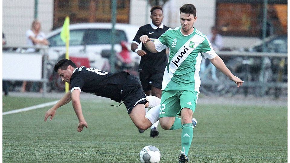 Dominik Lang (rechts)  kickte im vergangenen Jahr im Verbandspokal noch gegen Bodenheim. Nun wechselt er zum VfB.  Archivfoto: hbz/ Jörg Henkel