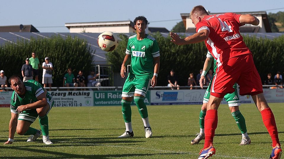 Völlig unbedrängt von der Waldalgesheimer Hintermannascht  köpft Lars Hermann zum 2:0 für die SG Hüffelsheim.