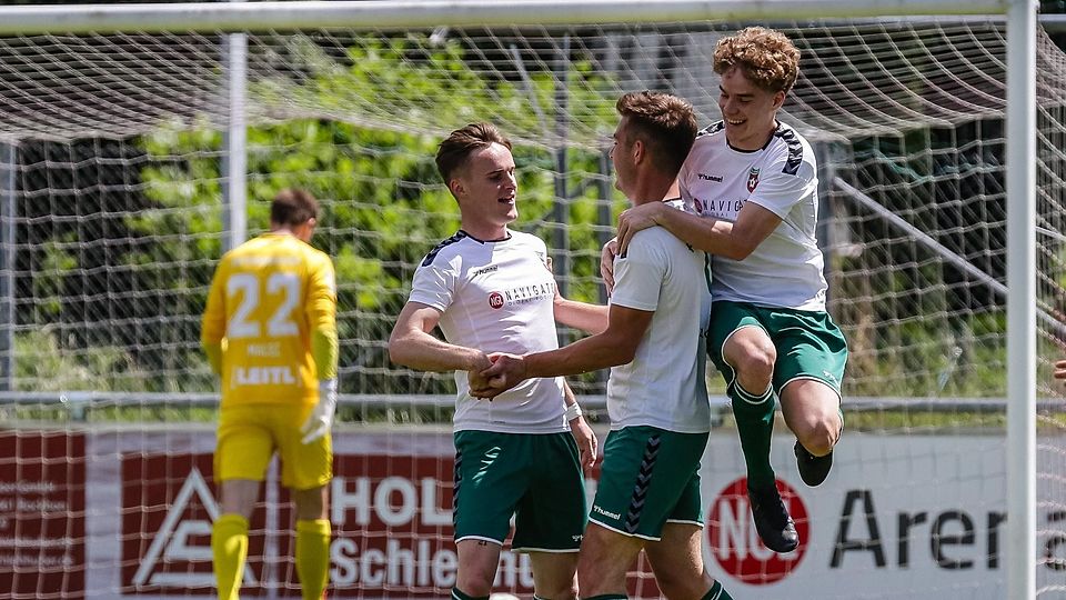 Für 35 der bisher 61 Schwaiger Tore waren Leon Roth und Raffael Ascher verantwortlich, was auch Joshua Steindorf freut (v.l.).