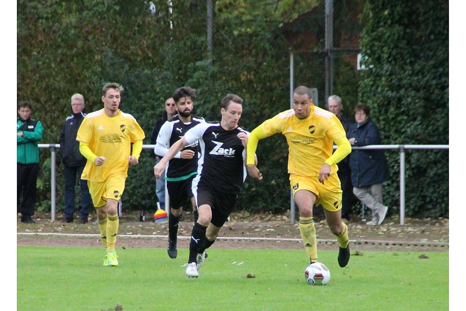 Szene aus dem Spiel Oberkasseler FV - 1. FC Spich F: Uwe Klein
