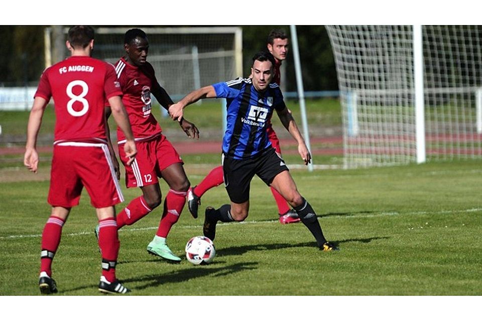 In der vergangenen Saison setzte sich der FC Auggen (rot) 2:0 in Lahr durch. | Foto: Bettina Schaller