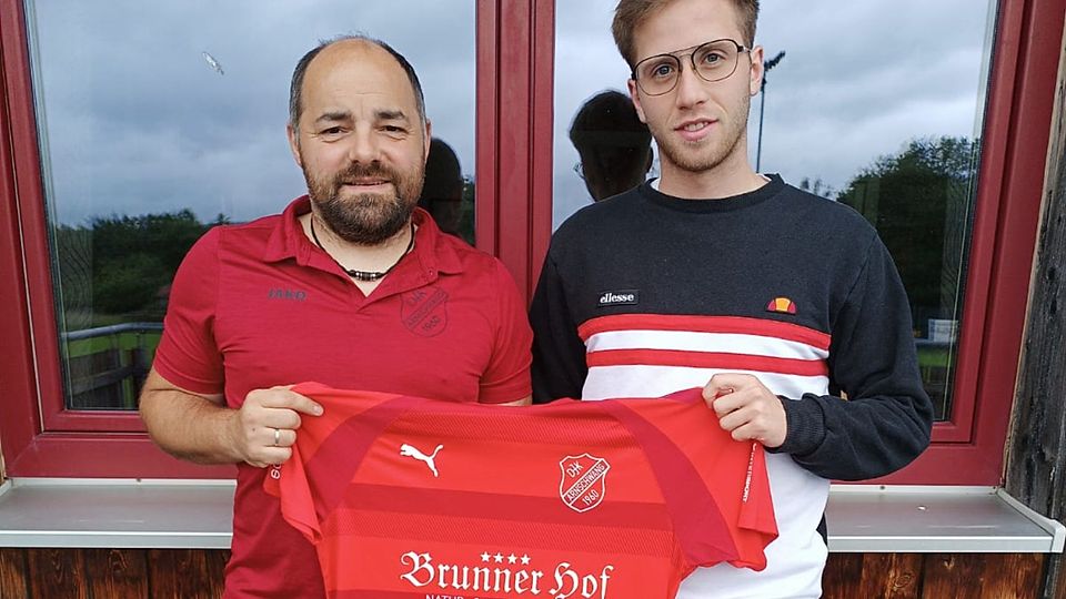 Abteilungsleiter Martin Baumann (links) freut sich über den Wechsel von Lukas Rädlinger zur DJK Arnschwang.