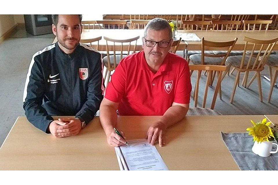Markus Kesternich vom FCA und SVW-Vorstand Clemens Humbauer unterzeichneten den Kooperationsvertrag beider Vereine im Sportheim in Wörnitzstein.  Foto: Humbauer