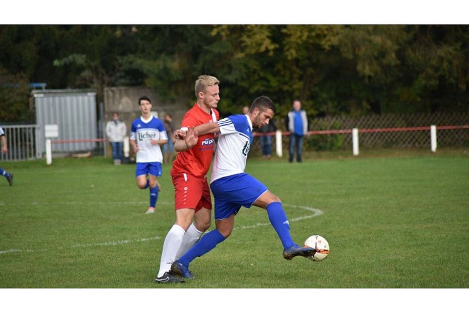 Vorteil Fetsch. Der Schottener Stürmer (rechts, hier im Spiel gegen Büdingen) erzielt beide Treffer zum 2:0-Sieg des SV Blau-Weiß Schotten in Kefenrod.	Foto: Archiv/erg