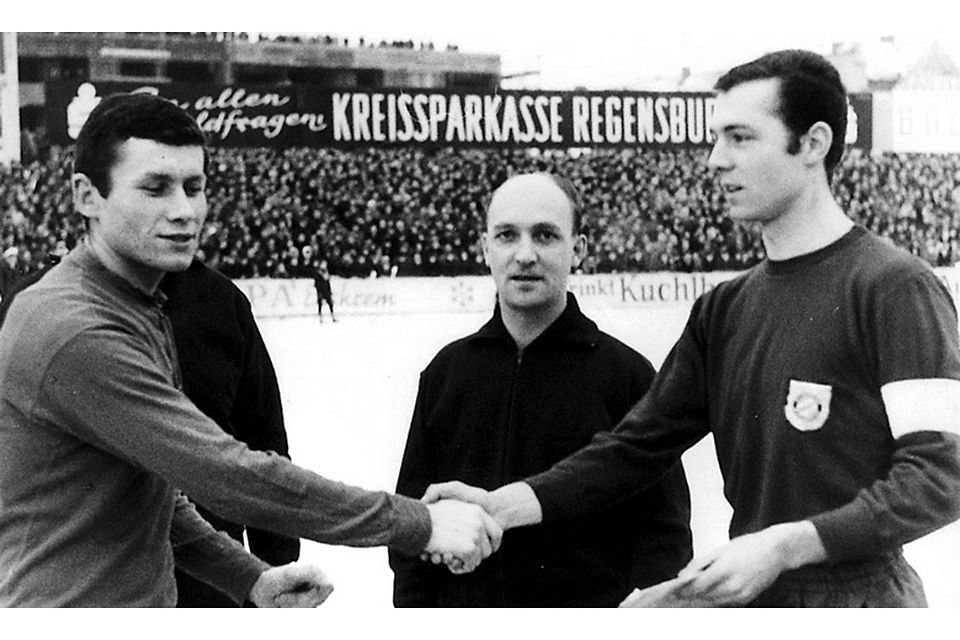 Jahn-Kapitän Horst Eberl schüttelt 1968 vor dem Pokalspiel Franz Beckenbauer die Hand.  Foto: Eberl