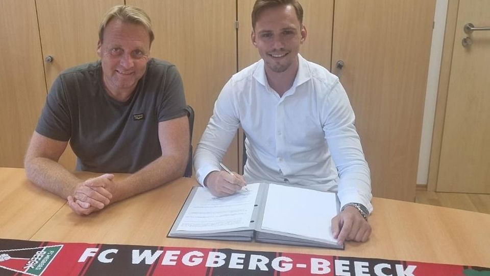Maurice Pluntke bei der Vertragsunterzeichnung mit Beecks 1. Geschäftsführer und Hauptsponsor Werner Tellers.