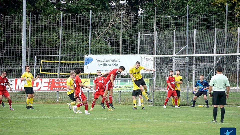 Mit einem 3:0 im Verfolgerduell der KK West beim SV Hahnbach II (in Gelb-Schwarz) hat der FC Dießfurt (in Rot) den Abstand zum Primus aus Neusorg auf zwei Punkte verkürzt.