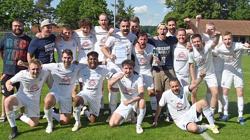 „Mission Mallorca“ erfolgreich abgeschlossen: Die Kranzberger Reserve feierte die Meisterschaft in der B-Klasse 4 – und kehrt damit ein Jahr nach dem Abstieg wieder in die A-Klasse zurück.