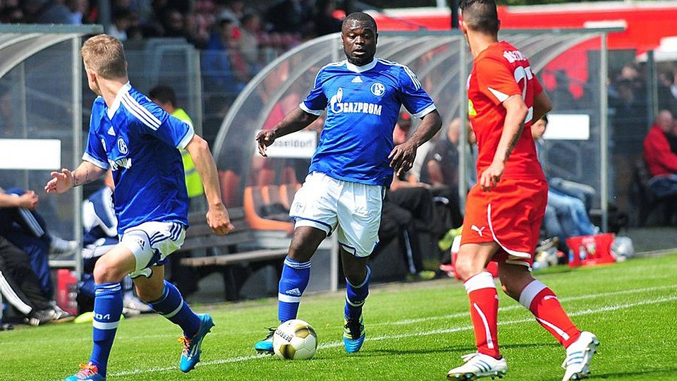 Auch Ex-Nationalspieler Gerald Asamoah (hier im Duell mit Fortuna II) hat es unter die Top 50 der Regionalliga geschafft. F: Jochen Classen