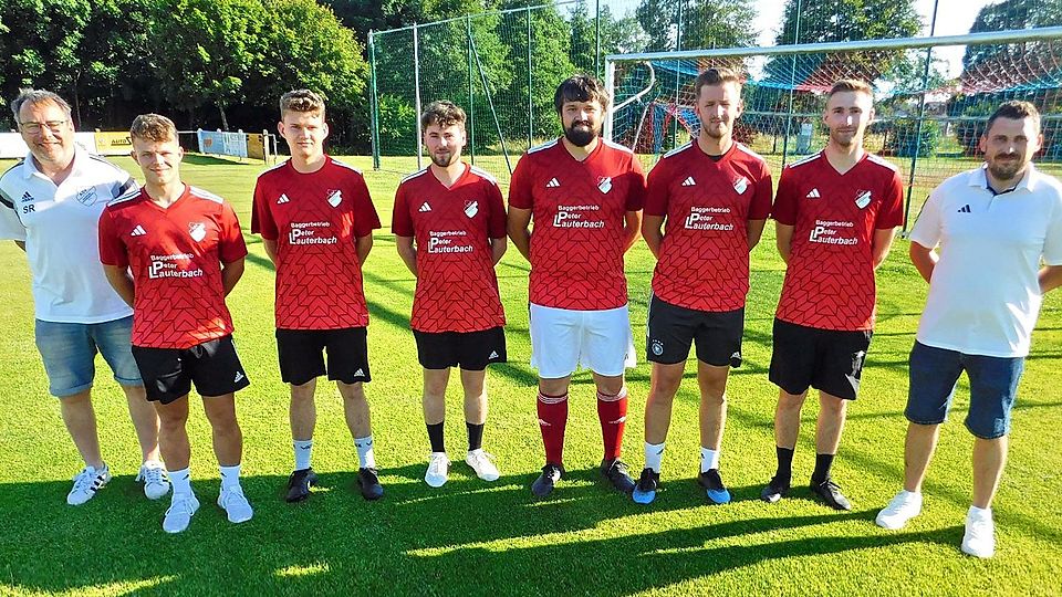 ASV-Abteilungsleiter Stefan Reichl (ganz links) und Co-Trainer Thorsten Küffner (ganz rechts) präsentieren die Neuzugänge (von links): Michael Lehner, Elias Reiß, Janek Schindler, Danny Prechtl, Manuel Doreth und Konstantin Rieß.