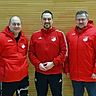 Wörths neuer Trainer Helmut Bedö (Mitte) wird von Abteilungsleiter Matthias Groß (links) und seinem Stellvertreter Markus Weinzierl beim TSV begrüßt.