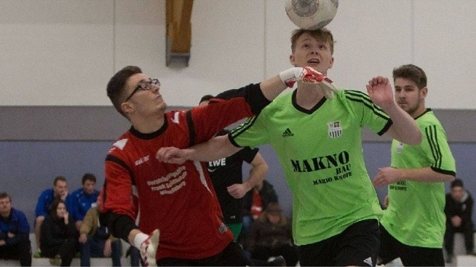 Aus dem Finalspiel: Der Trebnitzer Torwart Phillip Günther mit vollem Risiko gegen den besten Torschützen des Turniers, Justin Wieher. Der Buckower traf zwölfmal  ©Edgar Nemschok