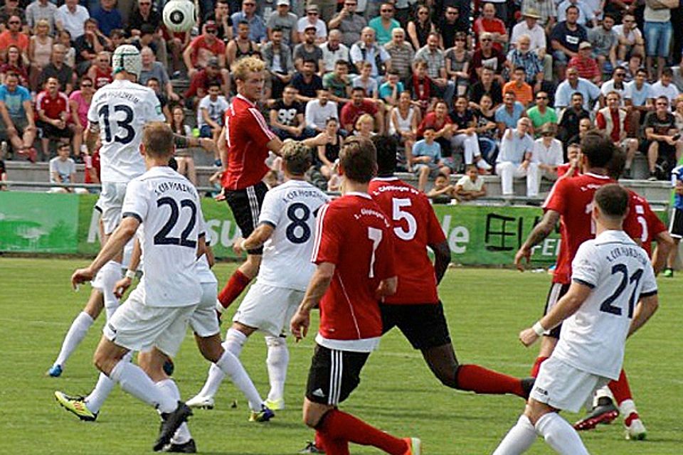 Um jeden Ball wurde hart gekämpft im Relegationsspiel zwischen den 1. Göppinger SV und 1. CfR Pforzheim.   Foto: D. Schwarz/FuPa