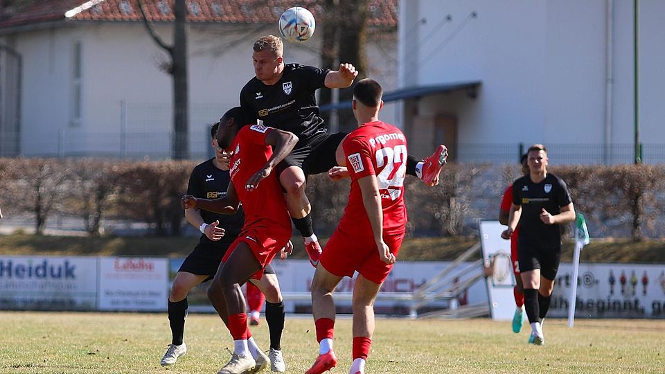 Wieder obenauf: Torjäger Belmin Idrizovic (Mi.) hat nach seiner langen Verletzungspause das Training wieder aufgenommen. Der TuS startet am Dienstag mit einem Match in Unterhaching in seine Testspielserie.