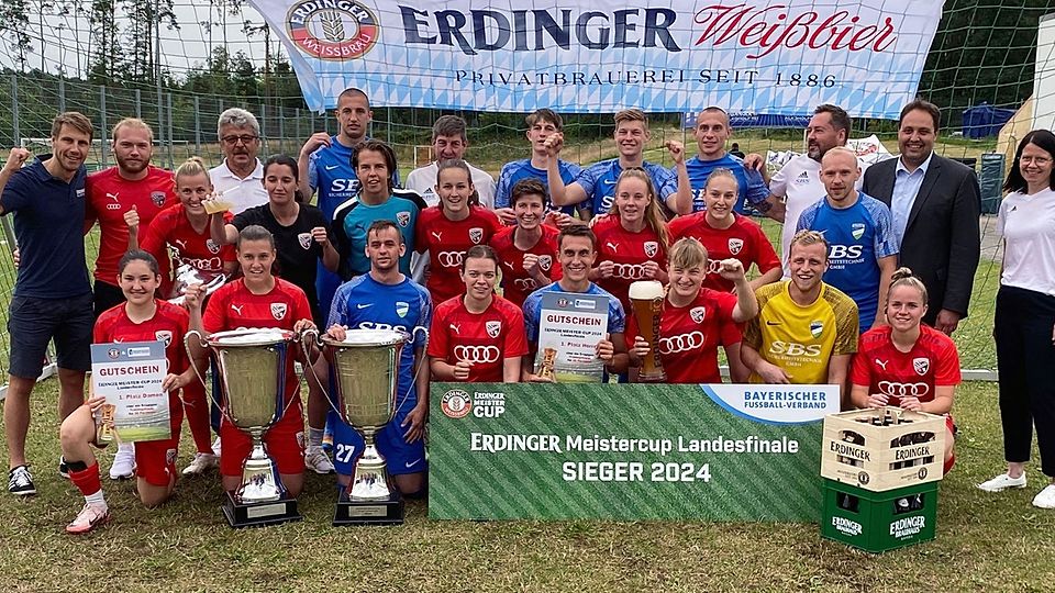 „Meister der Meister“ in Bayern: Der FC Eintracht Münchberg bei den Herren (blaue Trikots) und der FC Ingolstadt 04 II bei den Frauen.