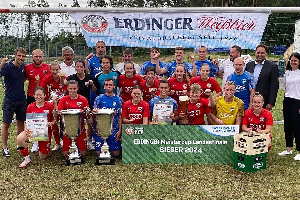 „Meister der Meister“ in Bayern: Der FC Eintracht Münchberg bei den Herren (blaue Trikots) und der FC Ingolstadt 04 II bei den Frauen.