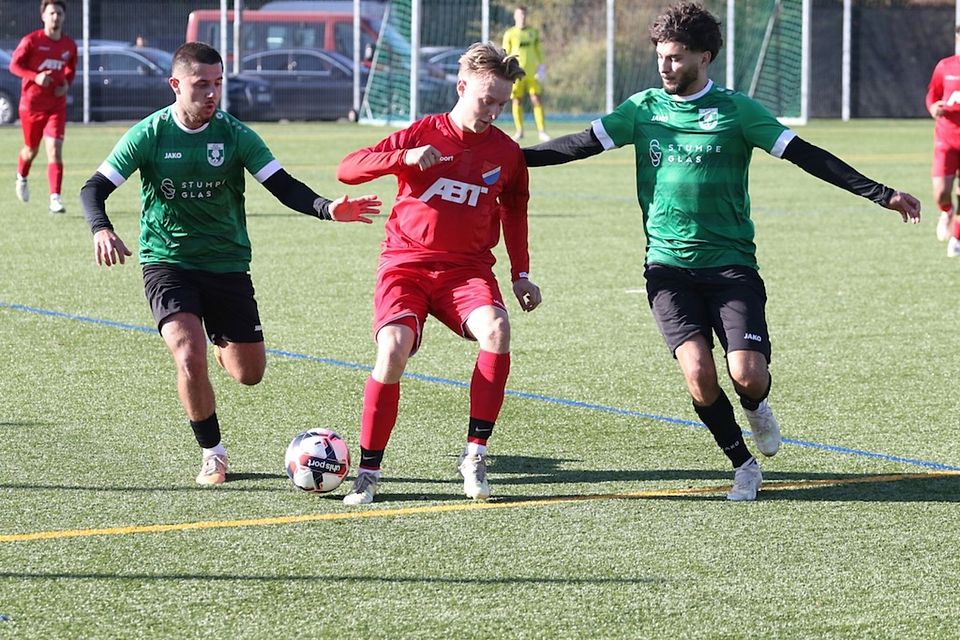 Enis Özdemir (links) und Denis Hoxhaj versuchen den Kottener Gegenspieler zu bremsen.