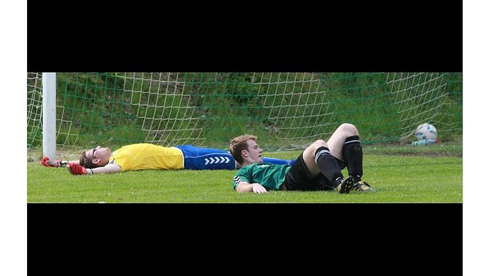 Da bist du platt: Torwart Maximilian Weiß und Jan Patrick Gellert kassieren mit der Frankenbach/Vertzberg eine 2:10-Klatsche gegen die FSG Villingen/Nonnenroth.  Fotos (2): Bär