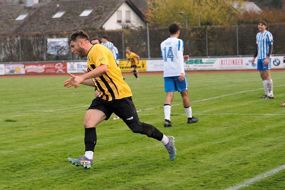 Dillingens Siegtorschütze beim 2:1 gegen Donaumünster, Alexander Kinder, geriet in Ekstase.