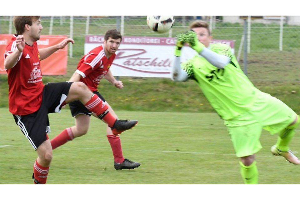 Der Ball will nicht ins Tor: Otterfings Maximilian Dengler (l.) scheiterte in der ersten Halbzeit gleich mehrmals am Torhüter des TSV Murnau. Foto: TP