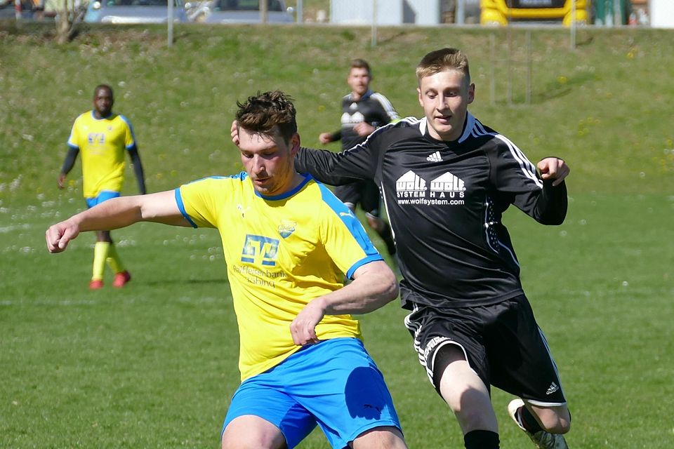 Fußball, A-Klasse 8, SV Reichling (in Schwarz) vs SC Böbing 1:0, im Bild: Böbings Simon Dreher (links) gegen Reichlings Vincent Darchinger-Prothmann. Foto: Paul Hopp Fußball, A-Klasse 8, SV Reichling (in Schwarz) vs SC Böbing 1:0, im Bild: Böbings Simon Dreher (links) gegen Reichlings Vincent Darchinger-Prothmann. Foto: Paul Hopp