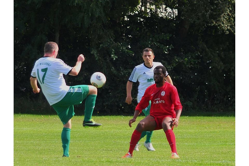 Der Kameruner Brice Donald Takam im Zweikampf bei der 0:4-Niederlage beim TSV Wulsdorf. Foto: Volker Schmidt