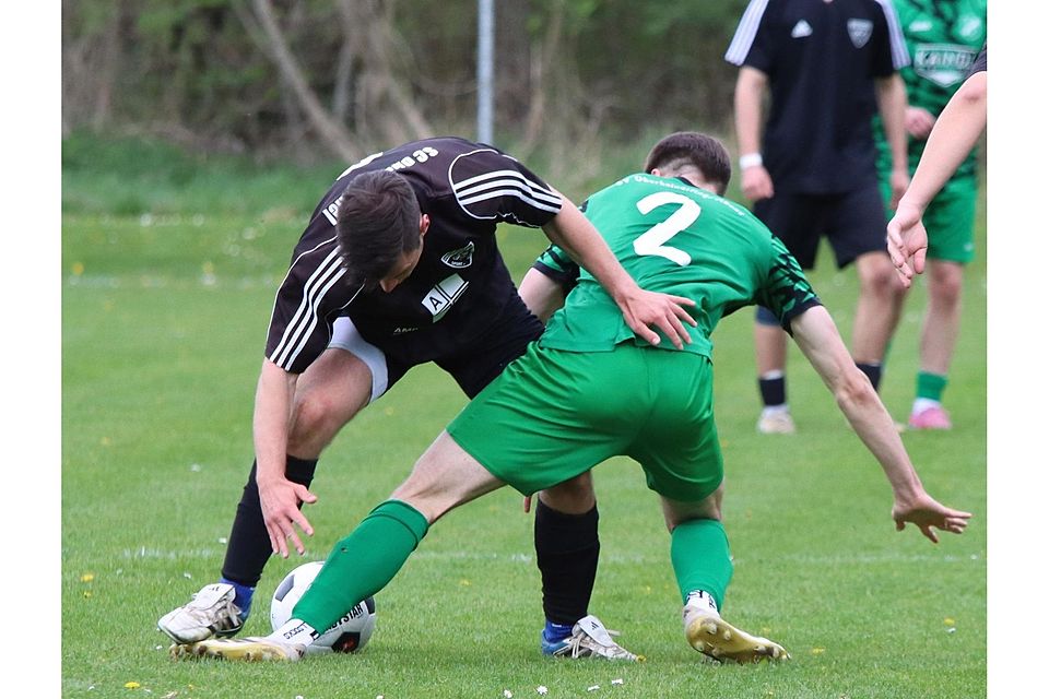 Ein Hauch von Ringen: Oberhummels Thomas Geltinger (l.) und Oberhaindlfings Valentin Kammerloher im Duell.
