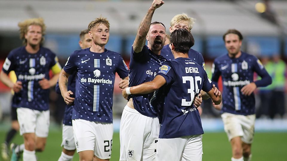 Patrick Hobsch (m.) bejubelt gegen Hannover (1:0) seinen ersten Drittligatreffer im Trikot des TSV 1860 München.