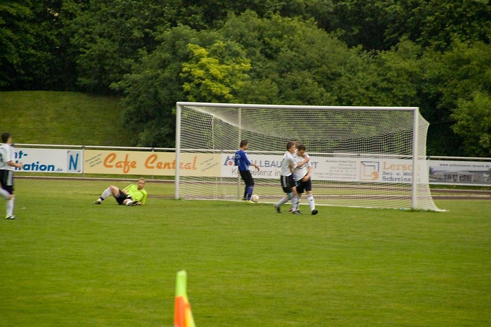 Christian Zechmann hat soeben den Siegtreffer für Schwarzhofen erzielt Foto: Starringer Christian Zechmann hat soeben den Siegtreffer für Schwarzhofen erzielt Foto: Starringer