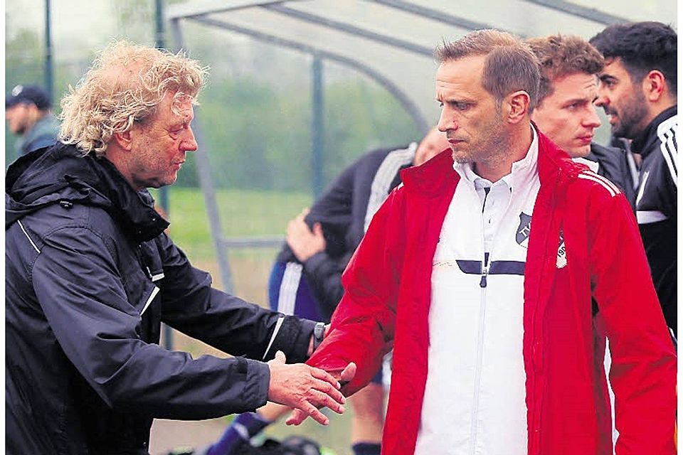 Heinz-Peter Müller (links) ist noch in dieser Halbserie Trainer des TuS Marialinden, tritt dann in  Michael Hornigs Fußstapfen. Foto:?Randow