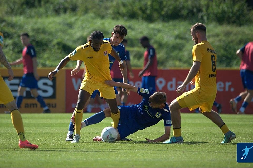 Der KFC Uerdingen und der 1. FC Düren kämpfen nicht nur auf dem Platz. 