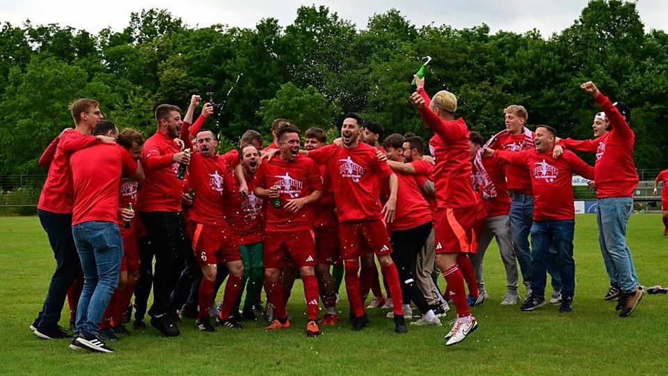 Nach dem 3:1-Sieg über die SG Dornheim II gab es kein Halten mehr: Die Fußballer der SV 07 Bischofsheim holen sich vor der SSV Raunheim den Titel in der Fußball-Kreisliga B Groß-Gerau.	Foto: Uwe Krämer