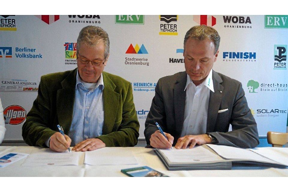 Zusammenarbeit besiegelt: Jürgen Peter (links) und Jens-Peter Schultze bei der Unterzeichnung des Partnerschaftsvertrages. Dieser läuft über drei Jahre.   ©Stefan Zwahr