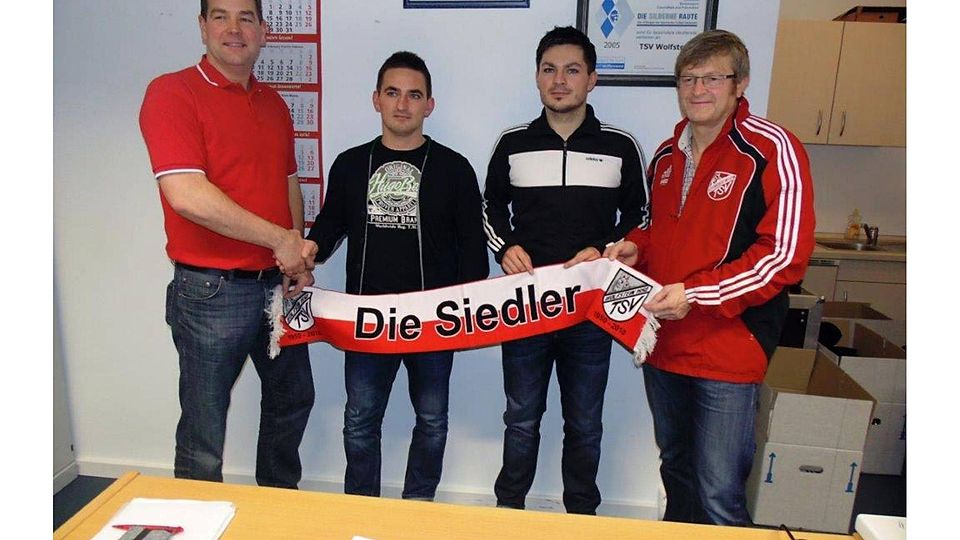 Abteilungsleiter Stefan Lettenbacher (links) und 1. Vereinsvorsitzender Albert Lautenschlager stellen die neuen Trainer Thorsten (2. von links) und Dominik Pöllet vor (F.: privat).