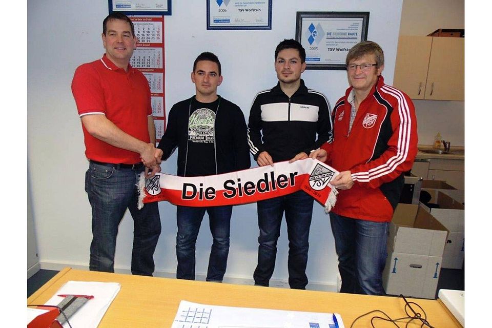 Abteilungsleiter Stefan Lettenbacher (links) und 1. Vereinsvorsitzender Albert Lautenschlager stellen die neuen Trainer Thorsten (2. von links) und Dominik Pöllet vor (F.: privat).