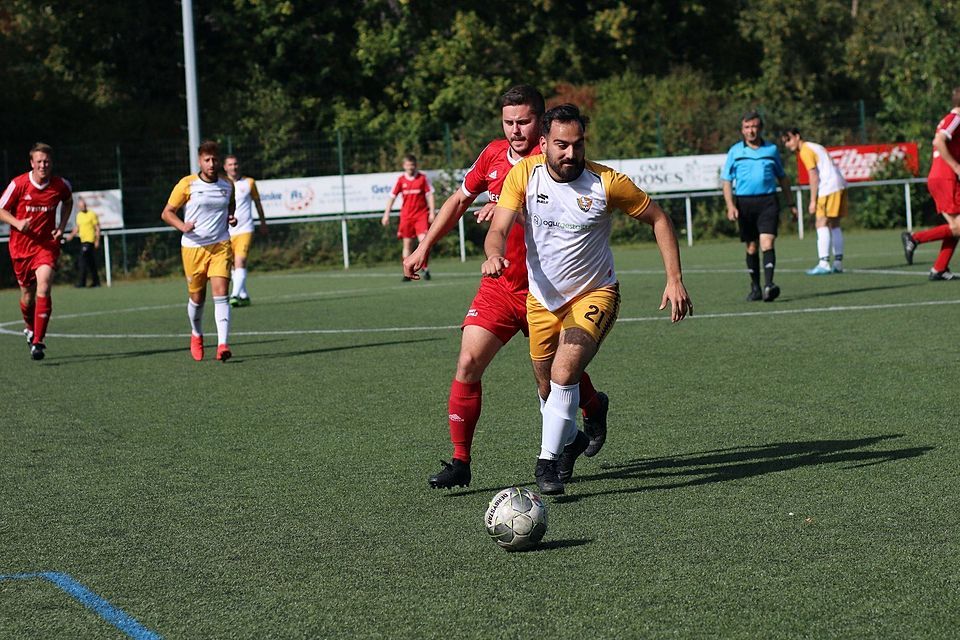 Azadi Attendorn (in weiß-gelb) gewann gegen die Reserve von Serkenrode-Fretter auch das dritte Spiel in Folge.