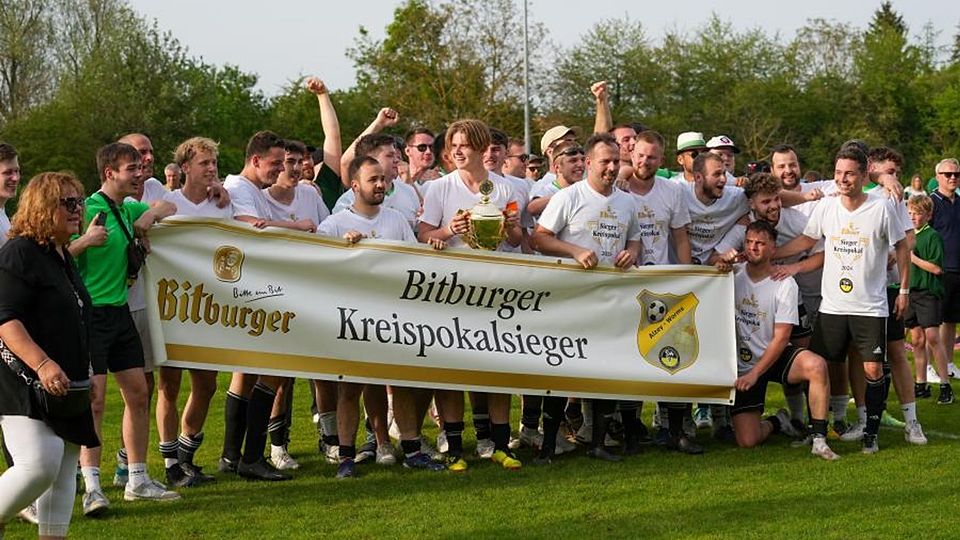 Der TSV Armsheim bejubelt den Gewinn des Kreispokals 2023/24. Links Pokalspielleiterin Carmen Dehm.	Foto: Boris Korpak / pakalski-press