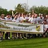 Der TSV Armsheim bejubelt den Gewinn des Kreispokals 2023/24. Links Pokalspielleiterin Carmen Dehm.	Foto: Boris Korpak / pakalski-press