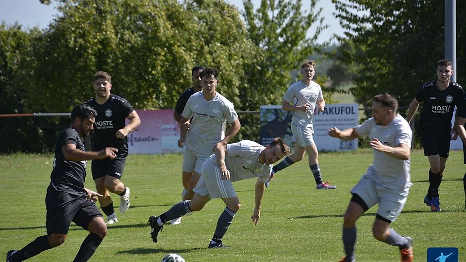 Helmstadts Zweite (grau) hat bislang einen schweren Stand in der Kreisklasse B.