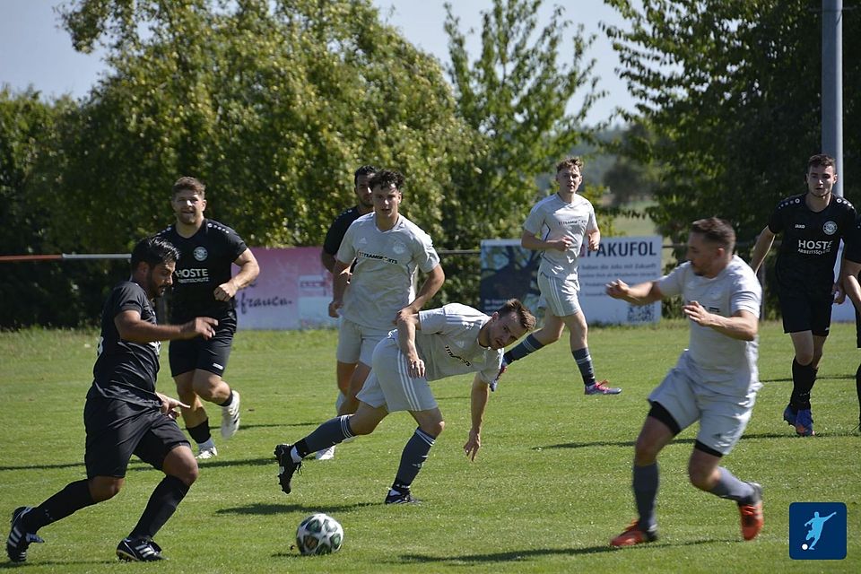 Helmstadts Zweite (grau) hat bislang einen schweren Stand in der Kreisklasse B.