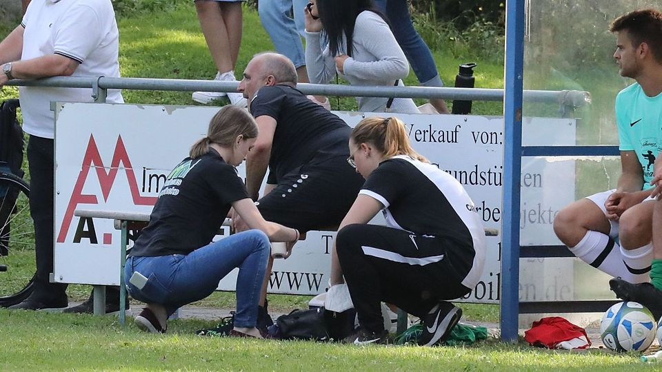 Beim Jubeln verletzte sich Meitingens Abteilungsleiter Torsten Vrazic und musste von Verena Wagner und Carina Gebhard am Spielfeldrand behandelt werden.