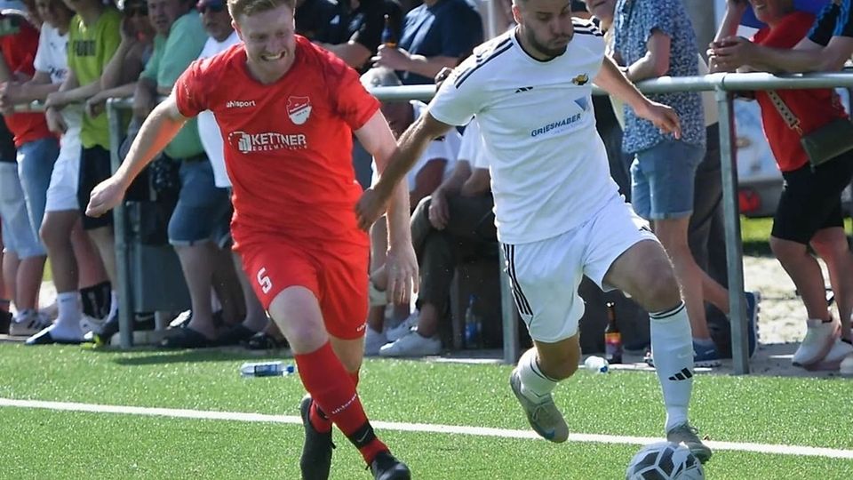 Pfaffenweiler-Spieler Marc Rohrer (links), hier im Zweikampf mit Sandro Knab vom SV 08 Laufenburg