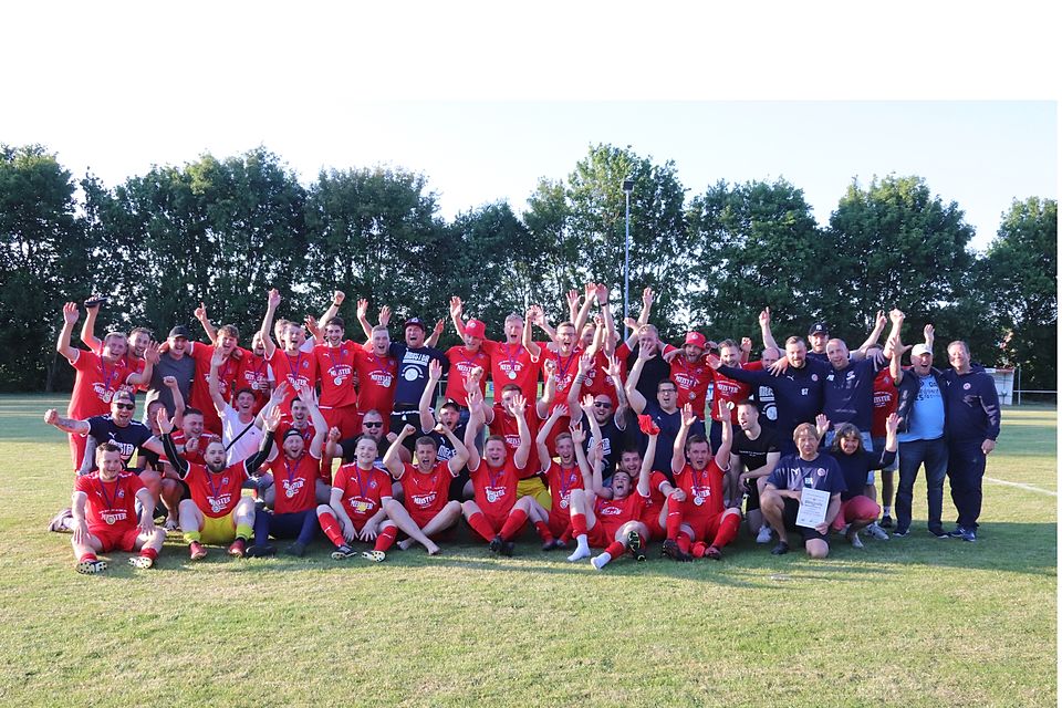 Die dritte und fünfte Mannschaft der Spielvereinigung Ahlerstedt/Ottendorf feierten in Schwinge gemeinsam ihre Titel.