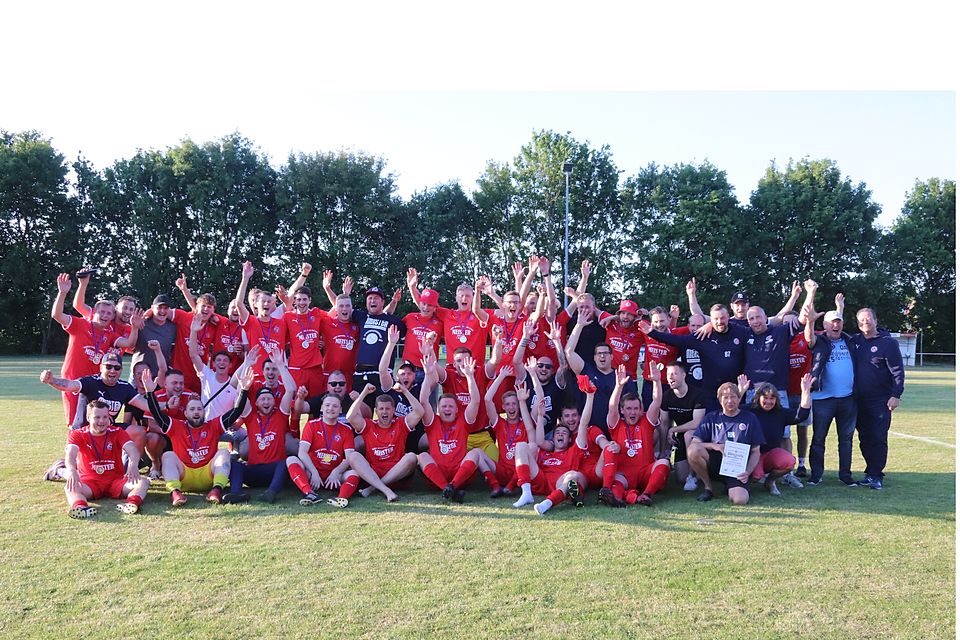 Die dritte und fünfte Mannschaft der Spielvereinigung Ahlerstedt/Ottendorf feierten in Schwinge gemeinsam ihre Titel.