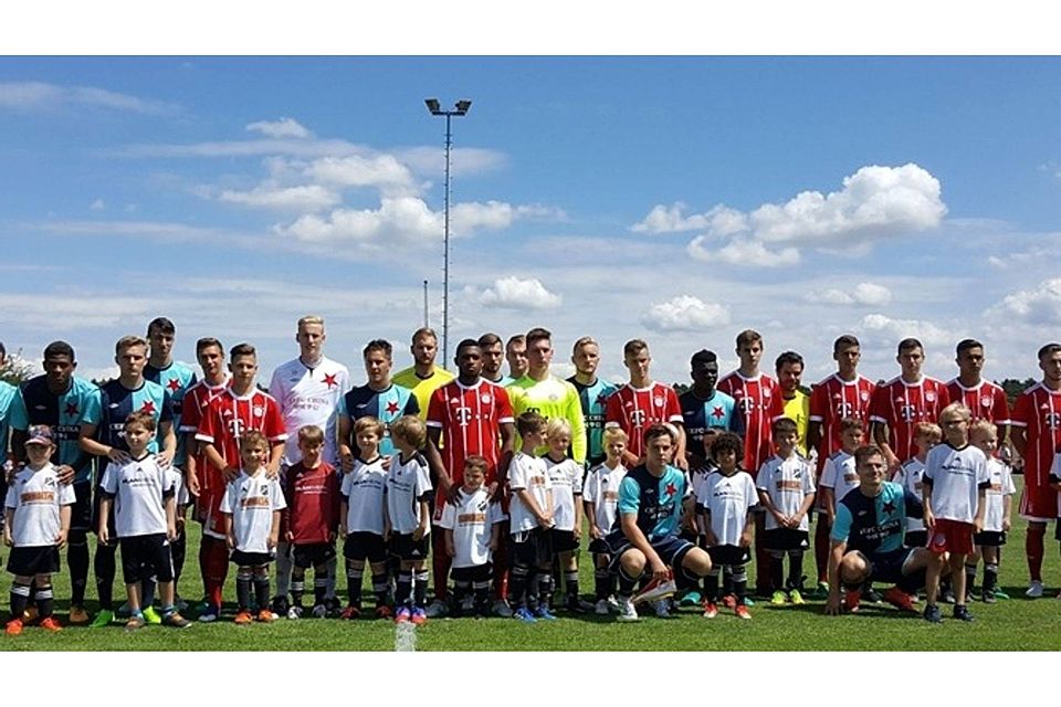 Die Bayern – freilich in Rot – stellen sich mit der G-Jugend des TSV Abensberg zum Erinnerungsfoto auf. Foto: Kneitinger