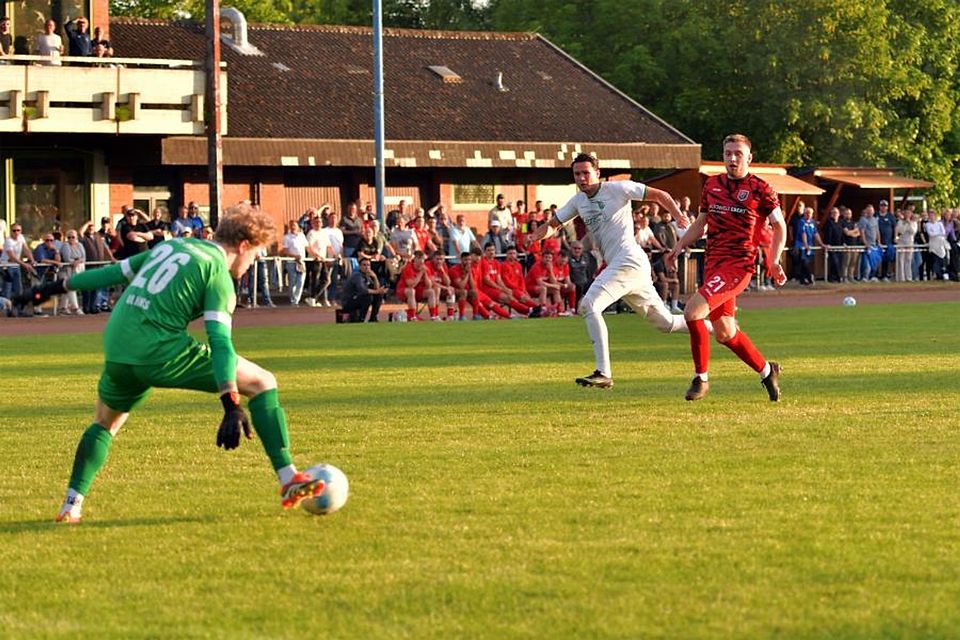 Gruppenligist VfR Fehlheim hatte durchaus seine Chancen im Kreispokal-Finale gegen den Verbandsliga-Primus SV Unter-Flockenbach. Hier vergibt Marc Perchner die 2:1-Führung, scheitert an Torhüter Timo Ulpins. Am Ende setzte sich Favorit SVU (rechts Kapitän Max Heckhoff) mit 4:1 durch. Foto: Dagmar Jährling Gruppenligist VfR Fehlheim hatte durchaus seine Chancen im Kreispokal-Finale gegen den Verbandsliga-Primus SV Unter-Flockenbach. Hier vergibt Marc Perchner die 2:1-Führung, scheitert an Torhüter Timo Ulpins. Am Ende setzte sich Favorit SVU (rechts Kapitän Max Heckhoff) mit 4:1 durch. Foto: Dagmar Jährling