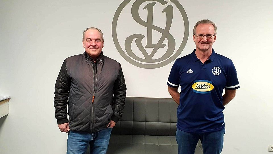 SpVgg-Präsident Manfred Maier (li.) begrüßt den neuen Sportleiter Andreas Kremer 